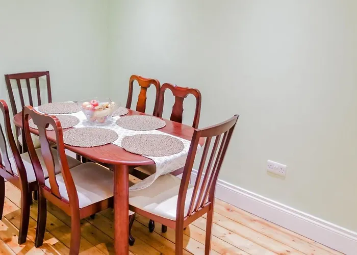 Newly Furnished 2 Bedroom Apartment On Leith Walk