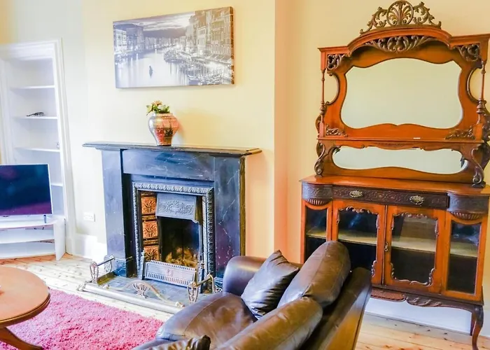 Newly Furnished 2 Bedroom Apartment On Leith Walk